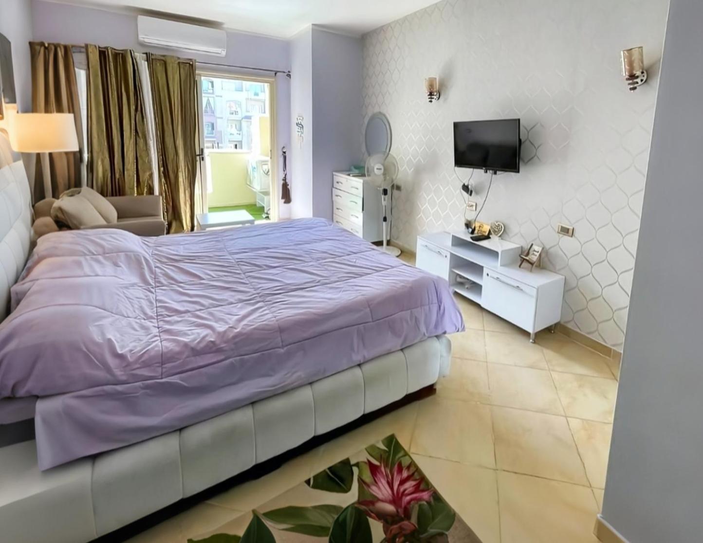 Florenza Blue Sky & Poolview Apartment